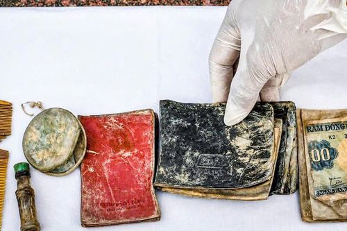 Phát hiện nhiều di vật, ví tiền và ảnh người lính trong mộ liệt sĩ chưa biết tên