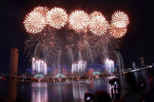 Đội pháo hoa Bồ Đào Nha xuất sắc giành ngôi quán quân Lễ hội DIFF 2026
