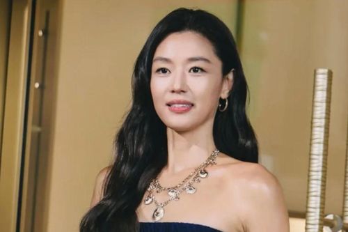 Nữ diễn viên Jeon Ji Hyun gây chú ý với làn da rám nắng hiếm thấy, diện mạo khác lạ