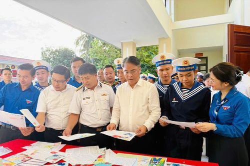Bí thư Tỉnh ủy Phan Thăng An dự chương trình 'Chiếu trúc biên cương - Gửi yêu thương tới hải đảo'