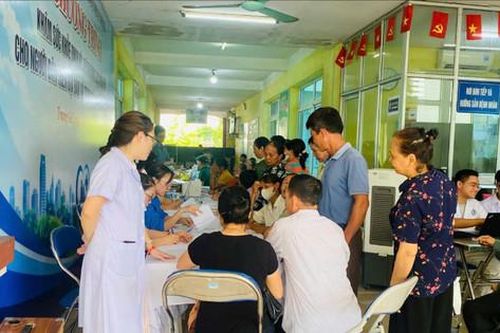 Xã Trung Giã: Hơn 200 người dân được khám sức khỏe miễn phí ngày đầu triển khai