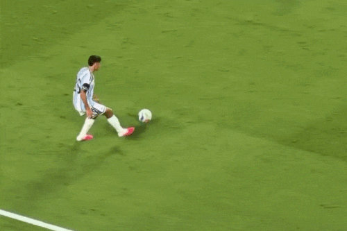 Messi chuyền bóng đẹp mắt khiến dân mạng phát cuồng