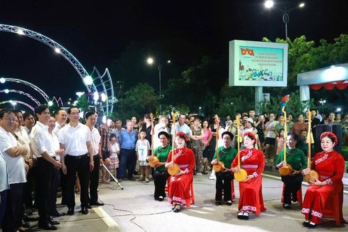 Phố đi bộ Hùng Vương: 'Điểm hẹn' rộn ràng sắc màu văn hóa xứ Lạng
