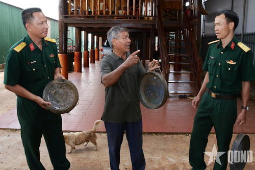 Buôn trưởng Y Rang luôn hết lòng vì công việc