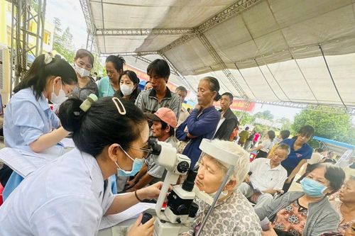 Thầy thuốc trẻ khám miễn phí cho hàng nghìn người dân