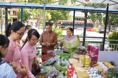 TP. Huế: Đặc sản địa phương hút khách tại Tháng bán hàng khuyến mại