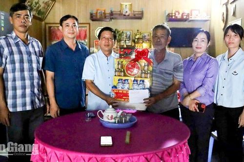 An Giang thăm, tặng quà Mẹ Việt Nam anh hùng Nguyễn Thị Lựu