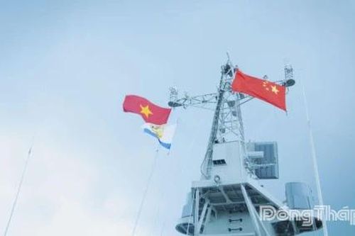 Luyện tập chung giữa tàu Hải quân Việt Nam với biên đội tàu Hải quân Trung Quốc