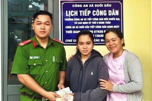 Công an xã Suối Dầu trao lại tài sản cho người dân đánh rơi