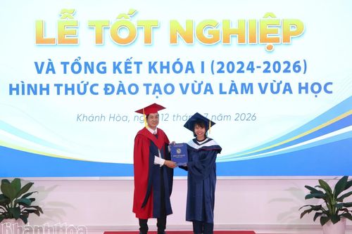 Trường Đại học Khánh Hòa trao bằng tốt nghiệp cho 98 sinh viên hệ vừa làm vừa học