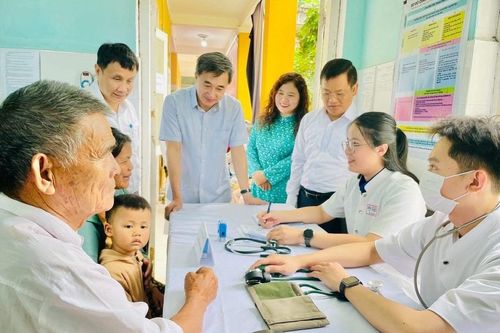 Hơn 1.000 người dân vùng cao Huế được khám sức khỏe miễn phí, tặng thiết bị y tế cơ sở