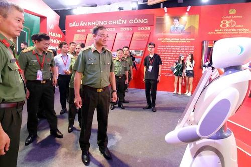 Người dân hào hứng trải nghiệm gian trưng bày của lực lượng An ninh điều tra