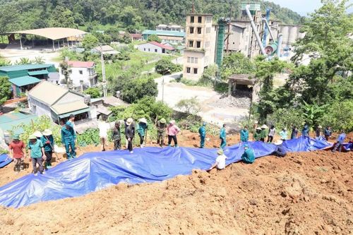 Phường Tân Giang huy động hơn 100 người ra quân san gạt đất đồi có nguy cơ sạt lở