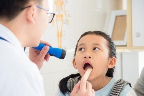 Nhầm lẫn tai hại khi chăm sóc trẻ viêm họng cấp tại nhà