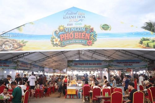 Khánh Hòa: Hàng nghìn du khách đội mưa thưởng thức ẩm thực 3 miền Bắc, Trung Nam