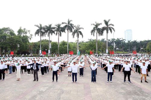Hơn 1.500 người tham gia chương trình toàn dân tập luyện thể dục, thể thao