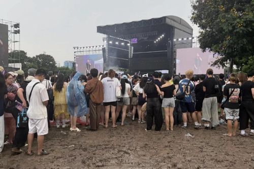 Bỏ tiền triệu đi concert Những Thành Phố Mơ Màng để... lội bùn bắt cua