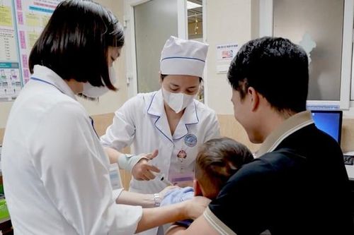 Bé trai 6 tuổi bị anh vô tình bắn bi sắt qua mắt, vào sát nền sọ
