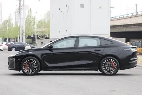 Xe sedan hạng D công suất 275 mã lực, nội thất tiện nghi, giá hơn 400 triệu đồng