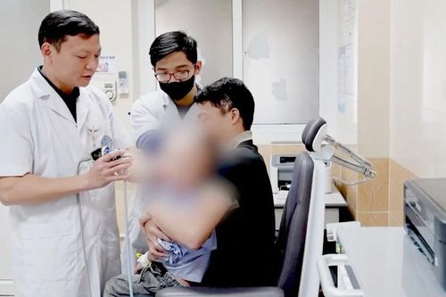 Bé trai suýt mù mắt vì viên bi sắt