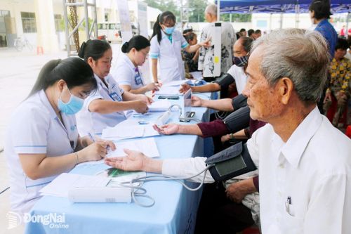 Bệnh viện Đồng Nai -2 ra quân khám sức khỏe định kỳ cho gần 600 người dân phường Trị An