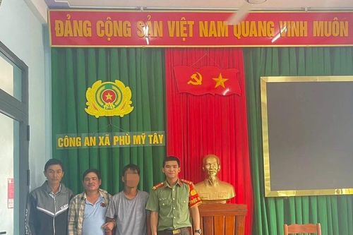 Công an xã Phù Mỹ Tây giúp đỡ thanh niên đi lạc 10 ngày về với gia đình