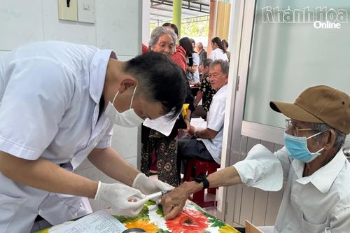 Khám sức khỏe miễn phí cho người dân xã Diên Khánh