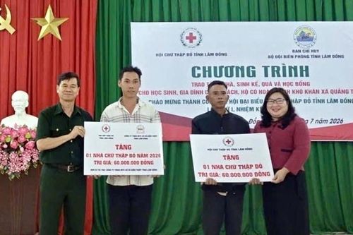 Trao nhà Chữ thập đỏ, học bổng và mô hình sinh kế tại xã Quảng Trực