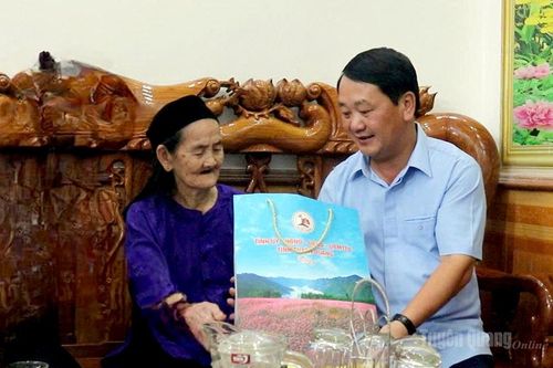 Đồng chí Bí thư Tỉnh ủy Hầu A Lềnh thăm, tặng quà Mẹ Việt Nam Anh hùng và thương binh xã Sơn Dương