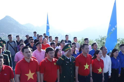 Hô vang khẩu hiệu 'Vì Tổ quốc Việt Nam giàu mạnh và văn minh - Thanh niên tiến!' tại địa đầu cực Bắc thiêng liêng