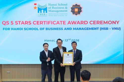 Trao chứng nhận cho trường công lập đầu tiên của Việt Nam đạt QS Stars 5 sao
