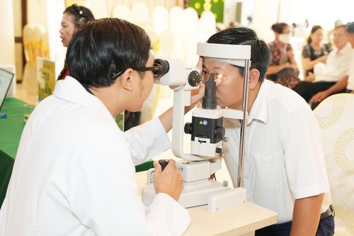 Việt Nam có 2 triệu người mù lòa, 70% bắt nguồn từ thói quen chủ quan này