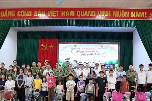 Công an thành phố Hà Nội đồng hành cùng xã Tam Hưng thực hiện tốt chính sách an sinh xã hội