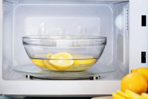5 cách khử mùi thức ăn trong lò vi sóng bằng nguyên liệu có sẵn trong bếp