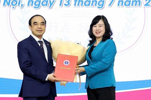 Bộ trưởng Đào Hồng Lan trao quyết định bổ nhiệm Hiệu trưởng Trường Đại học Y Hà Nội