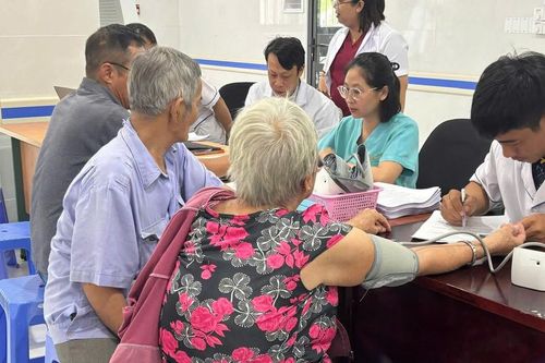 Số lượt khám sức khỏe định kỳ miễn phí tại TPHCM tăng trong tuần thứ 7 triển khai