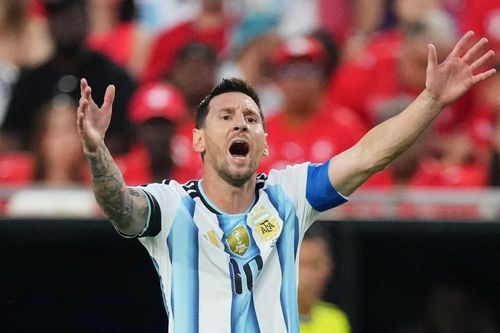 Đòi 'cho Messi đi ngủ', người Anh đang chơi với lửa