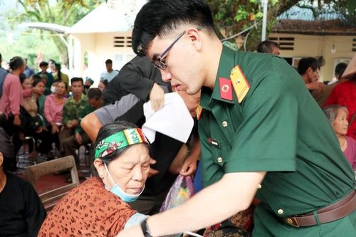 Học viện Quân y khám bệnh, cấp thuốc, tặng quà cho người dân xã Linh Hồ, tỉnh Tuyên Quang