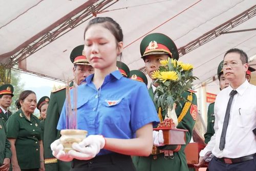 Truy điệu và an táng 5 hài cốt liệt sĩ được tìm thấy ở Hang Đá Sập