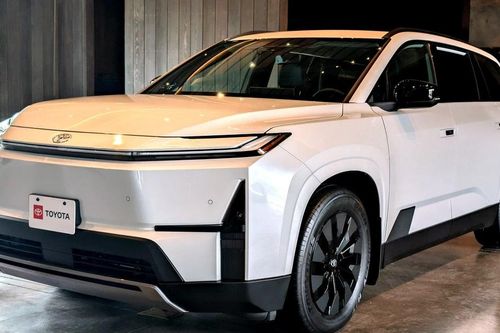 SUV điện 7 chỗ của Toyota lỡ hẹn ra mắt