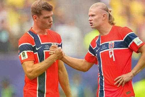 Cơn thịnh nộ của NHM Na Uy ở World Cup 2026: Sorloth bị dọa giết vì không chuyền bóng cho Haaland
