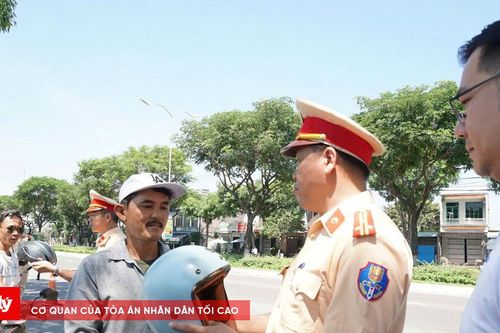 Từ chiếc mũ bảo hiểm đến xây dựng văn hóa giao thông