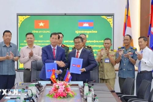 Tiếp nhận 14 hài cốt liệt sỹ quân tình nguyện, chuyên gia Việt Nam từ Campuchia