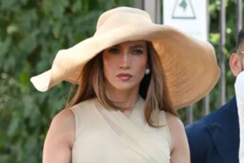 Jennifer Lopez đón hè với váy crepe mỏng và mũ rộng vành nổi bật