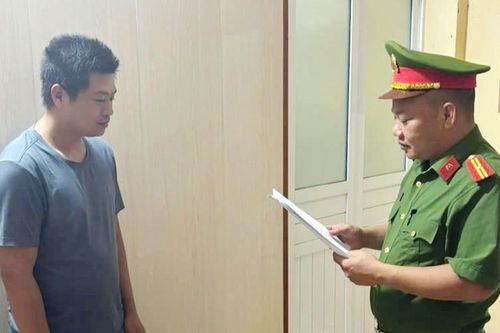 Khởi tố người đàn ông say rượu quậy phá trụ sở UBND xã