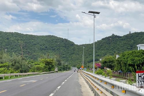 Lắp đặt hệ thống chiếu sáng trên đèo Cổ Mã