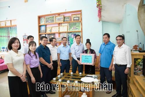Trưởng Ban Tuyên giáo và Dân vận Tỉnh ủy thăm, tặng quà gia đình chính sách tại 2 xã: Tân Uyên, Mường Khoa