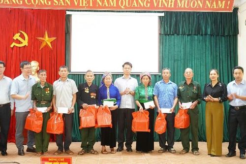 Phó Trưởng đoàn Chuyên trách Đoàn Đại biểu Quốc hội tỉnh Hoàng Quốc Khánh thăm hỏi gia đình người có công