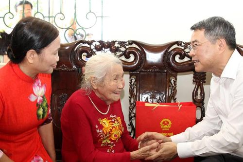 Thủ tướng Chính phủ Lê Minh Hưng thăm, tặng quà gia đình chính sách tại Lào Cai