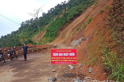 Đức Nhàn: Người dân phải đi đường vòng do sạt lở